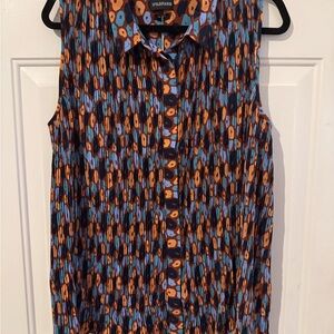 Wildfang Empower Plisse Sleeveless Pleated Button Up Blouse in Retro Floral 1X
